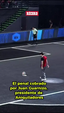 Uffff 😧 Una jornada más de la Kings League Openbank y Juan Guarnizo supo aprovechar su penslti. El festejo lo dijo todo 🙌 🎥@Mario Guzmán 