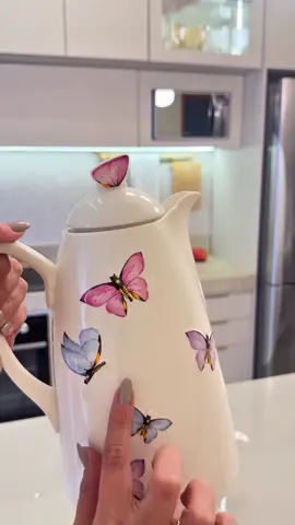 🦋💕A linha Borboletas é riquíssima em detalhes. Com detalhes em todas as peças e um acabamento impecável! Ideal para deixar a composição da mesa mais sofisticada e elegante 😍. - Conjunto 6 Pratos para Sobremesa de Porcelana Borboletas Branco 19cm - Ref 18245 Investimento de R$ 549,49. Se for unidade sai R$ 91,65und. - Conjunto 6 Pratos Rasos de Porcelana Borboletas 24cm - Ref 18180 Investimento de R$ 661,90. Se for unidade sair R$ 110,31und. - Conjunto 6 Xícaras de Café de Porcelana com Pires Borboletas Branco 100ml - Ref 17992 Investimento de R$ 398,90. Se for unidade sai R$ 66,48und. - Conjunto 6 Xícaras de Chá de Porcelana com Pires Borboletas Branco 200ml - Ref 17986 Investimento de R$ 576,90. Se for unidade sai R$ 96,15und. - Garrafa Térmica de Porcelana Borboletas 900ml - Ref 35700 Investimento de R$ 735,70und. - Conjunto 3 Peças de Porcelana de Café Borboletas Branco - Ref 17989 Investimento de R$ 490,90. - Conjunto 3 Bowls de Porcelana Borboletas Branco 13cm x 7cm x 3cm - Ref 17988 Investimento de R$ 165,90. #colecaoborboletas #bowlborboletas #borboletaswolff #bowlporcelana #wolff            