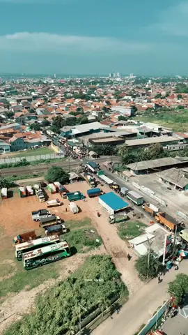 Hampir setiap hari, kemacetan panjang terjadi di Simpang Kereta Api Johar, Karawang. Aktivitas kendaraan yang padat, ditambah waktu tunggu perlintasan yang cukup lama, sering kali membuat arus lalu lintas tersendat. Situasi ini menjadi potret nyata dinamika perkotaan Karawang yang terus tumbuh dan padat. . . . #karawang #karawangtiktok #karawanghitz #karawangviral 