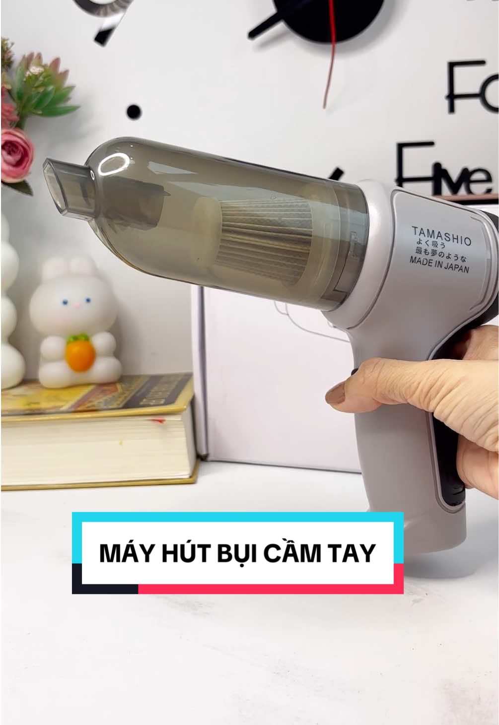 Máy hút bụi cầm tay đa năng, sạc 1 lần xài được cho cả nhà. Hàng loại 1 lực hút mạnh, nhiều đầu hút để thay đổi những vị trí phù hợp  #beuthichreview #mayhutbuicamtay #mayhutbui #mayhutbuicamtaymini 