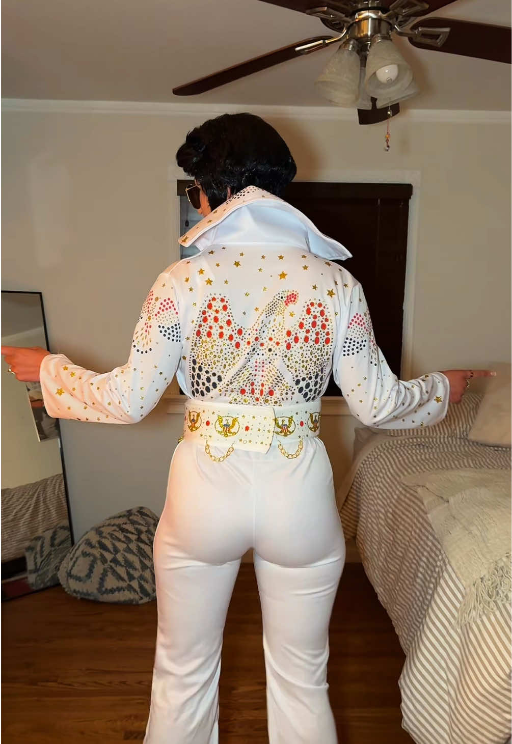 The King of Rock and Roll at your service  #elvispresley #halloween #costume #lmaooo #fyp 