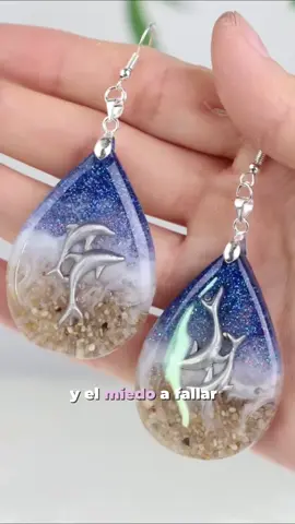 Muchas veces solo necesitamos atrevernos a empezar 💫 Yo también dudé, pero crear mis primeros accesorios con resina cambió todo  Hoy gano desde casa haciendo lo que amo 🩷 . . #emprendedoras #resinaepoxica #emprenderdesde casa #accesoriosconresina #mujeremprendedora     