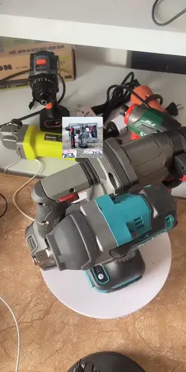 Máy khoan Workfix WF-RH2203PRO khoan bê tông không cần tì ép nhiều. Thân máy giá tốt, lại còn được tặng mũi khoan xịn!