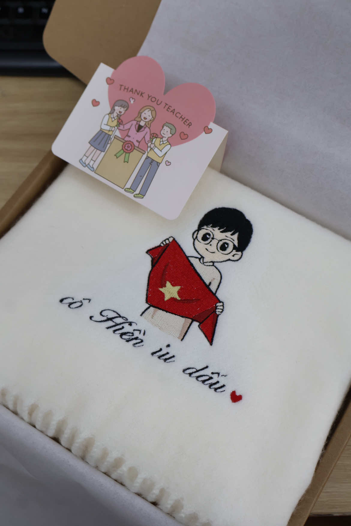 20/11 này không cần phải suy nghĩ quà gì tặng thầy cô giáo nữa rồi 🥰 chiếc khăn vừa ý nghĩa vừa đánh dấu riêng lại còn đeo cổ ấm áp nữa nè 😍 #fyp #tiemtheubuns #xh #khantheutheoyeucau #20thang11 