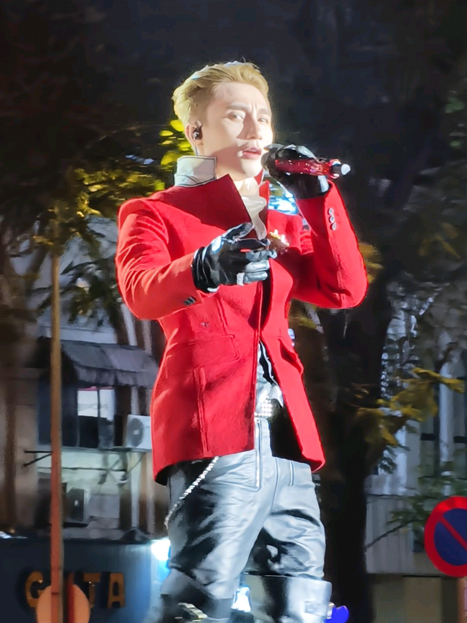 Bá tước nay cháy quá Sơn... Tùng M... M M... gì nào #sontungmtp #khuonmatdangthuong  #viettelyfest  #syneofheart @capyboiii_7 