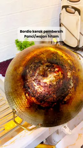 Buibu vt ya kalo liat wajan imut ny gosong,, jangan malas bersihin ya soal nya sekarang ada solusi dari Brodio kerak pembersih panci hitam ,, cekaut skrang dehh #brodio #pembersihkerak #pancigosong #pembersihpanci 