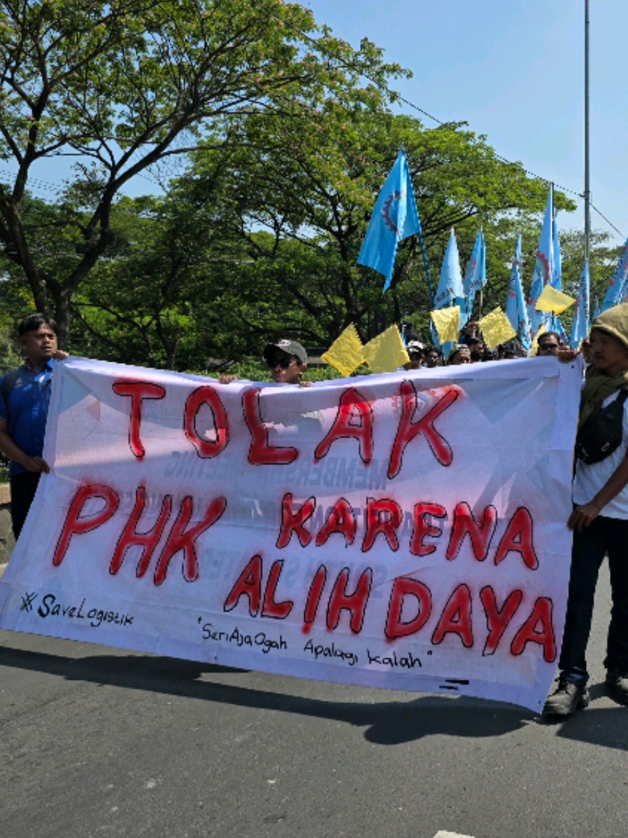 Serikat Pekerja PT Multistrada bersama massa aksi solidaritas menggerakkan kekuatan penuh untuk melawan tindakan PHK sepihak terhadap 280 pekerja. Pagi ini, 3 November 2025, barisan buruh turun ke jalan menuntut keadilan, menolak atas kesewenang-wenangan manajemen PT Multistrada Arah Sarana Tbk yang merampas hak dan masa depan para pekerja. Aksi ini menjadi simbol bahwa ketidakadilan tidak boleh dibiarkan dan suara buruh tidak akan pernah bisa dibungkam. #MichelinMelanggarPKB #MichelinWajibPatuhPKB #MichelinWajibPatuhHukum #SaveBuruhMichelin #MichelinHasNoShame 