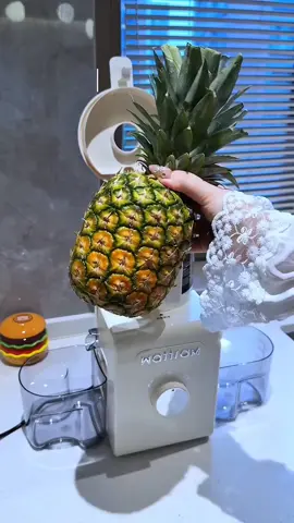 Bạn chỉ cần cho trái cây nguyên quả vào để ép. Miệng máy lớn sẽ tự động xay và lọc mịn màng và thơm ngon. Quan trọng hơn, máy rất dễ tháo rời và vệ sinh sau khi sử dụng. Với sản phẩm này, bạn có thể thoải mái ép nước trái cây tại nhà