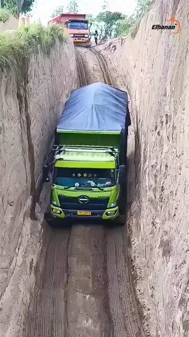 uwiih, inilah momen truk dam besar tembus jalan sempit #fyppppppppppppppppppppppp #fypシ゚ #tiktokviral #truck 
