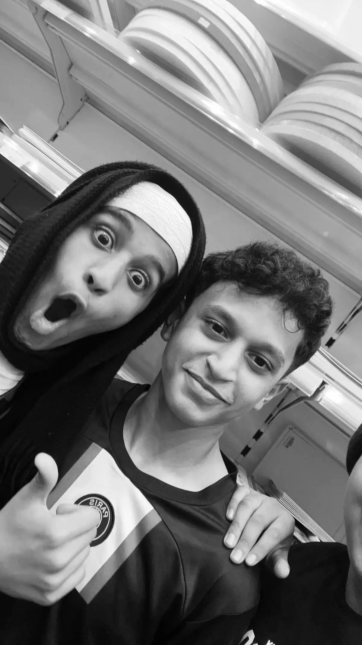 تسير الحياة كالقطار السريع ، لا تنتضر احدا ولا تعود ابدا ، لم نمضي قدماً ، و مرت ذكرياتنا دون ان ندرك جمالها ، عشنا كل لحضه ببراءه ، نطارد احلامنا ، نضحك من اعماق قلوبنا ، متحررين من هموم الغداء