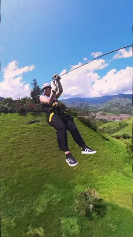 Cuando ella no solo brilla en el deporte, sino que lo hace con una energía que roba todas las miradas 😍🔥💪. Entre adrenalina y sonrisas, ella convierte cada movimiento en pura pasión. #comparte #amo #increible #ella #pareja 