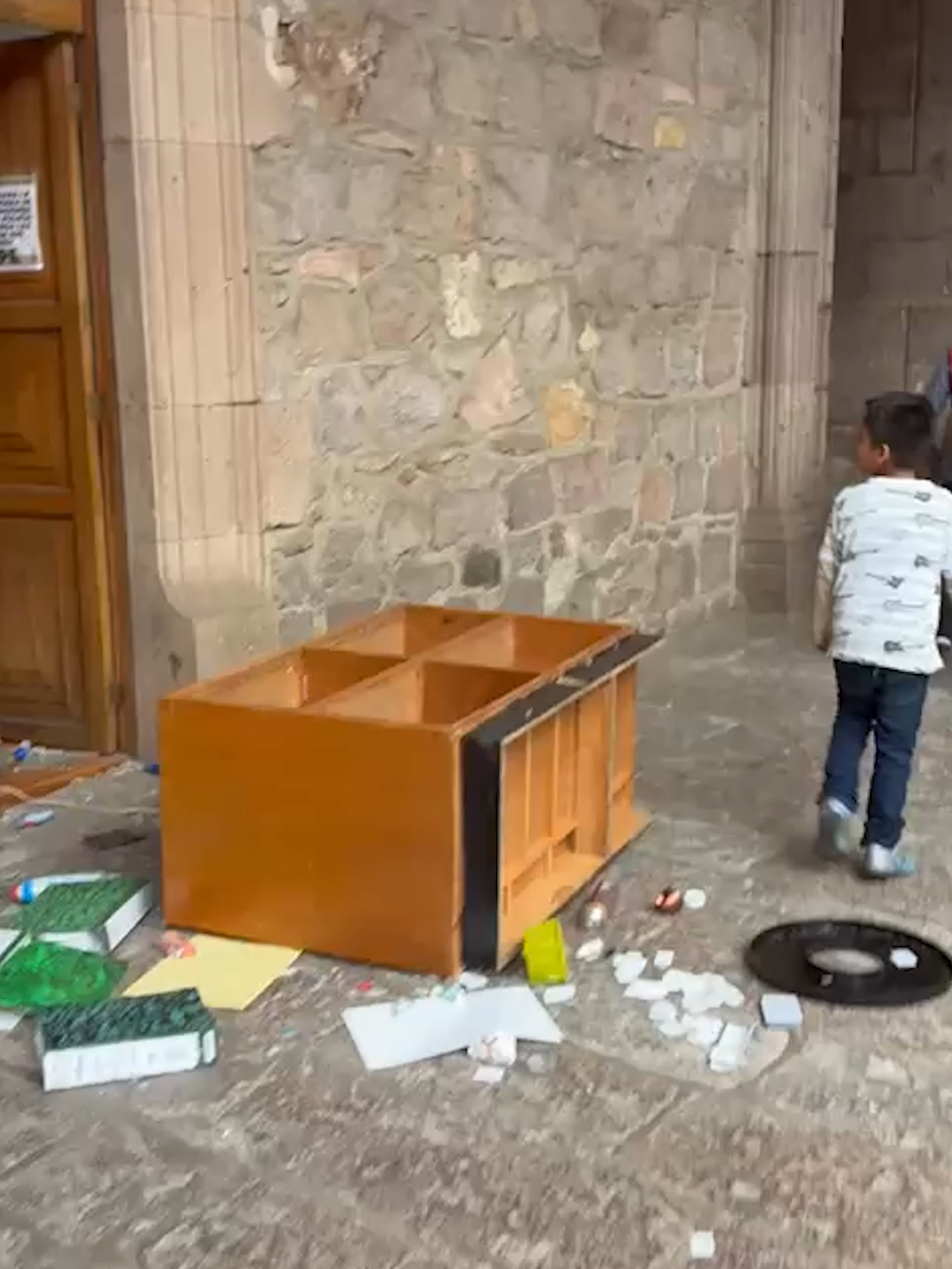 Manifestantes irrumpen en el Palacio de Gobierno en Morelia en reclamo por el asesinato del alcalde Carlos Manzo. #Latinus #InformaciónParaTi