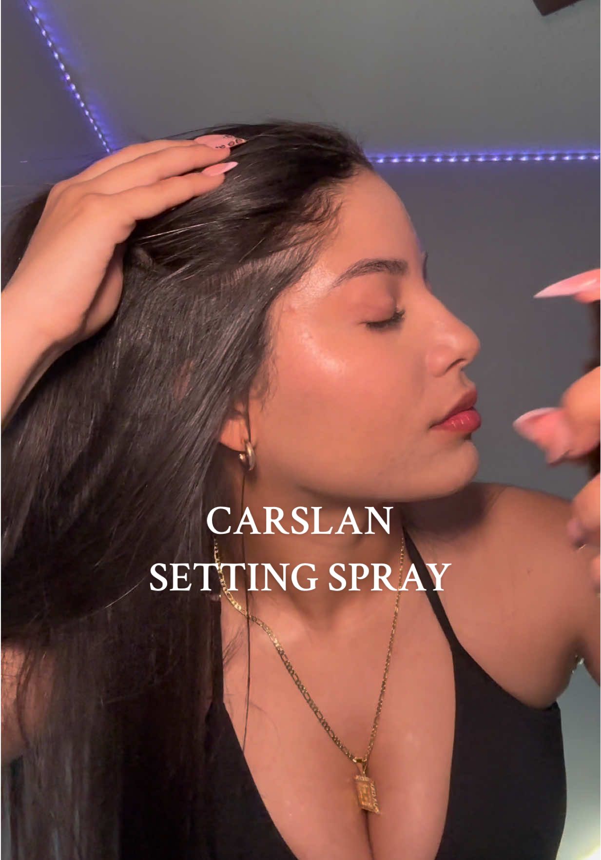 últimamente he estado usando este setting spray y es súper bueno, aunque suda sella el maquillaje súper bien  #carslan #settingspray #fijadordemaquillaje #fyp 