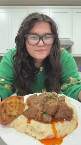 Make Garlic Steak Bites With Me 🥩🧄💚 #dinner #garlicsteakbites #steak #cookwithme #yummy 