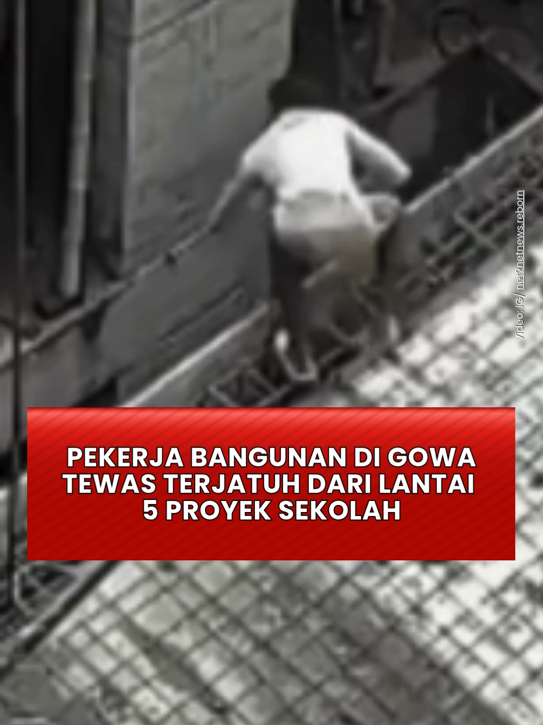 Pekerja bangunan berinisial DM (20) tewas setelah terjatuh dari lantai 5 proyek pembangunan gedung Al-Fityan School di Kabupaten Gowa, Sulawesi Selatan. Korban diduga terpeleset saat sedang membersihkan diri usai bekerja. Jenazah ditemukan tergeletak di lorong sekolah, sementara polisi memasang garis pembatas di lokasi kejadian. Suasana di sekitar proyek tampak haru. Warga berkerumun, sementara keluarga korban yang datang ke lokasi histeris melihat kondisi DM. Proyek gedung tempat korban terjatuh diketahui hanya dibatasi pagar tembok tanpa pengaman tambahan. Pengawas proyek, Taufik, mengatakan korban sedang mengerjakan plesteran tandon air di rooftop lantai 5. “Pas istirahat tukangnya, sudah mau istirahat, dia belakangan. Dibilang mau cuci-cuci dulu,” ujar Taufik. Ia menduga korban terpeleset saat berada di bagian atas gedung. IPNS #kecelakaankerja #gowaupdate #alfityanschool #proyekbangunan #sulselterkini #beritagowa #musibahtragis