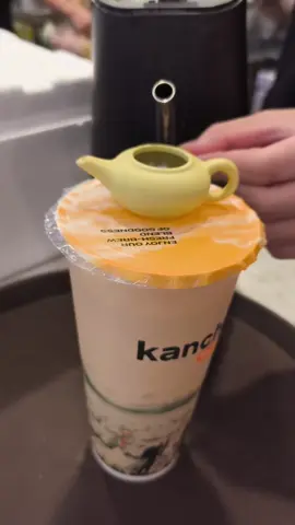 Lucu banget ada teapot mini nya setiap pembelian ukuran Large. tapi lupa tanya sampai kapan sih promo nya. Dan d igoy juga ga ad info nya sampai kapan. Kalau kalian pesan favorite nya apa ni? Aku kemarin pesan yang Camelia latte #kancha #teapot 