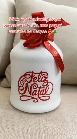 Essa leiteira/porta-talher de cerâmica “Feliz Natal” é simplesmente surreal de elegante, deixa qualquer cantinho da cozinha com um toque natalino chique e acolhedor! 🥰🍪 #AchadinhosDeNatal #decoraçãonatalina #shopeeachadinhos #natalemcasa #CozinhaChique