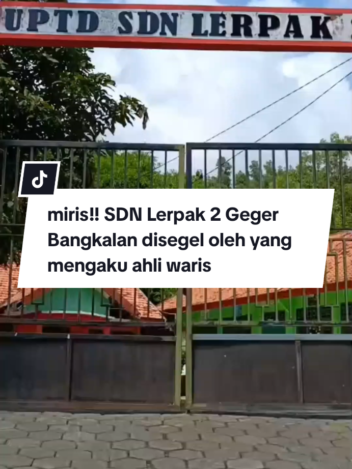 Sebanyak 230 siswa SDN Lerpak 2, Kecamatan Geger, Bangkalan, terpaksa mengikuti kegiatan belajar di teras rumah warga dan mushala. Ruang kelas mereka disegel oleh ahli waris tanah yang mengklaim sebagai pemilik lahan sekolah, Minggu (2/11/2025). #sdnlerpak2 #lerpak #gegerbangkalanmadura #bangkalanmadura #sengketa 