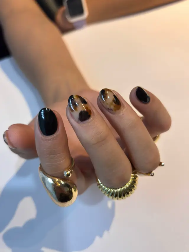 Estamos apunto de terminar e iniciar el invierno y sin duda el estilo cowboy en las uñas tanto como en la ropa siguen en tendencia y las combinación de colores son perfectos  #phototrend #noviembre #tendencia #nail #uñas 