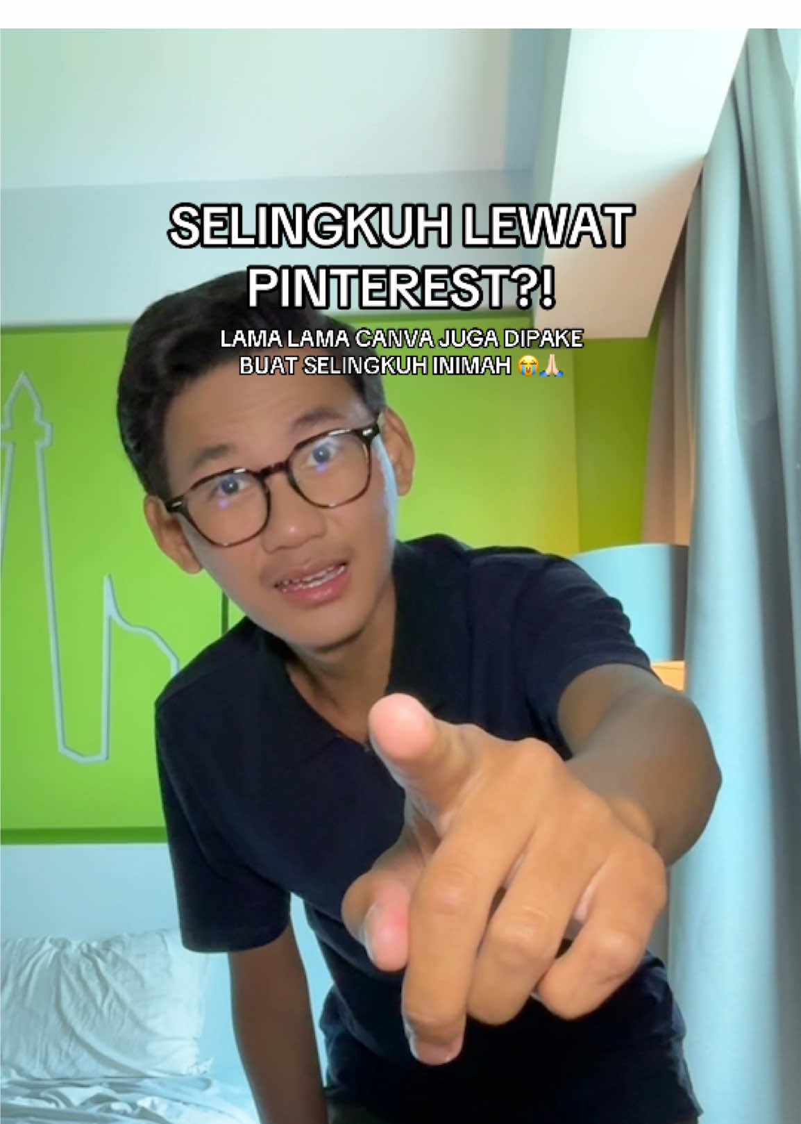 Kalau di canva, sistemnya mungkin bales balesan banner kalo chat 🙏🏻😭