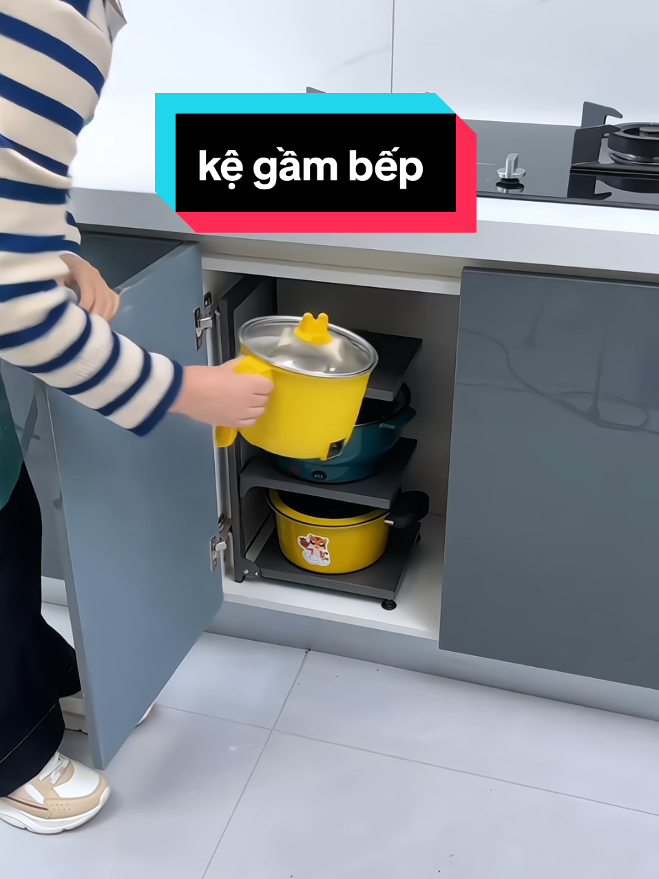 kệ gầm bếp đôi khi cũng có thể làm kệ chuẩn bị đồ để nấu nướng cực kì tiện lợi #kegambep #kegambepthongminh #dogiadung #giadungtienich #giadungthongminh 