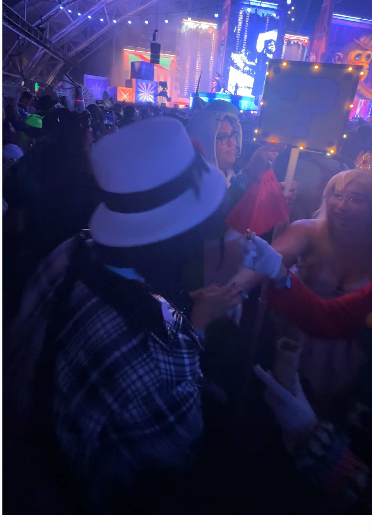 I just love when a group does coordinated costumes 😍 Would love to do the same one day. Thanks Mario & Friends 🫰🏽🪙 #escapehalloween #escape #sanbernardino #mariobros #raveoutfits 