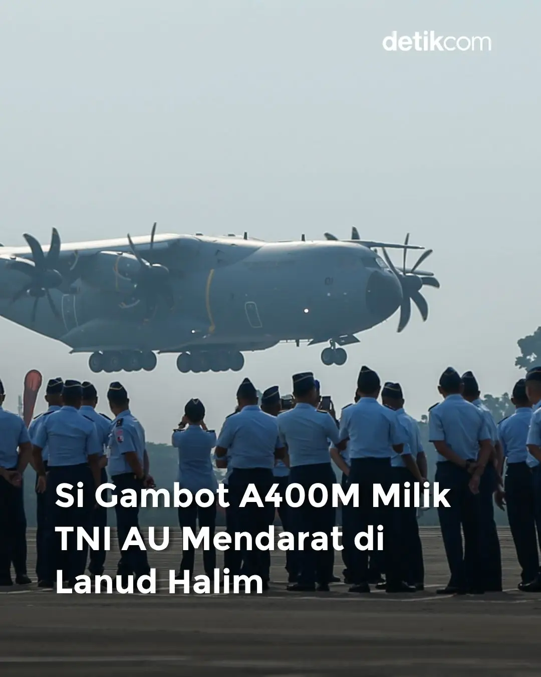 Pesawat berjuluk Atlas atau Grizzly ini touch down di Lanud Halim pada Senin (3/11/2025), pukul 07.35 WIB. 9 Awak mengawal perjalanan pesawat ini dari Seville, Dubai, Medan, lalu Jakarta. Direncanakan pesawat akan diserahkan secara simbolis dari Presiden Prabowo Subianto kepada Panglima TNI dan selanjutnya diserahkan kepada pimpinan TNI AU. Nantinya, pesawat tersebut akan ditempatkan di Skuadron 31 Lanud Halim Perdanakusuma, Jakarta. Dikutip dari detiknews,  Airbus A400M mampu membawa muatan hingga 30 ton dan menjangkau jarak sejauh 2.400 mil laut. Salah satu keunggulan Airbus A400M mampu beroperasi di landasan pendek, sempit, bahkan tidak beraspal. Ini sangat krusial dalam misi-misi tanggap bencana atau operasi di daerah terpencil. A400M juga bisa berfungsi sebagai pesawat tanker atau pengisian bahan bakar di udara. Dengan sistem refueling yang kompatibel dengan berbagai jenis pesawat, A400M dapat memperpanjang durasi misi udara dan menambah daya jelajah armada TNI AU. Baca berita selengkapnya hanya di detik.com ! Foto: Rifkianto Nugroho/detikcom Creator: Jo #airbusa400m #tniau #a400m #detikcom #lanudhalim 