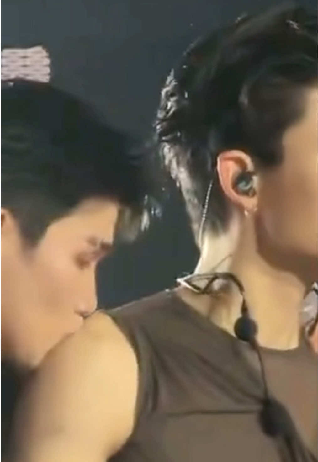 Fotにキスされて困惑しながらPhuwinを確認してるの笑う🤣🤣🤣 #pondphuwinfancond  #pondphuwin  #ppnaravit  #phuwintang #fourthnattawat 