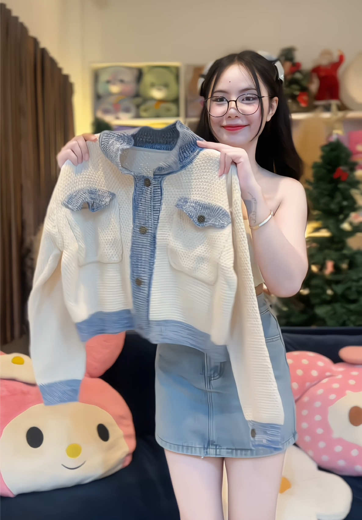 🎀🌲พิกัดกระโปรง👉🏻@เช็คชอบกินไข่เจียว🍒 👈🏻จิ้มเลยค้าบ พิกัดเสื้อแขนยาวปักตะกร้าในคลิปนะคะ #ไอเดียแต่งตัว #OOTD #เสื้อแขนยาว #เสื้อคลุม #เสื้อแขนยาวไหมพรม 