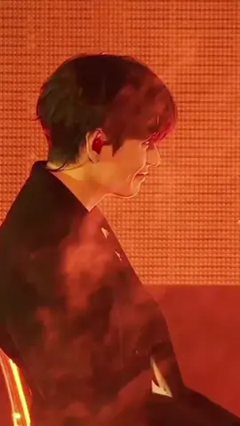 nyesek bngt lihat kamu nangis sesegukan, dunia kejam ya tae, bnyk yg hujat kamu smoga kesuksesanmu semakin bersinar, aku tak akan meninggalkanmu sebelum melihat kamu punya istri dan anak2mu nanti, di situlah akan preet pd waktunya#kimtaehyung #taehyung #V #armybts #BTS 