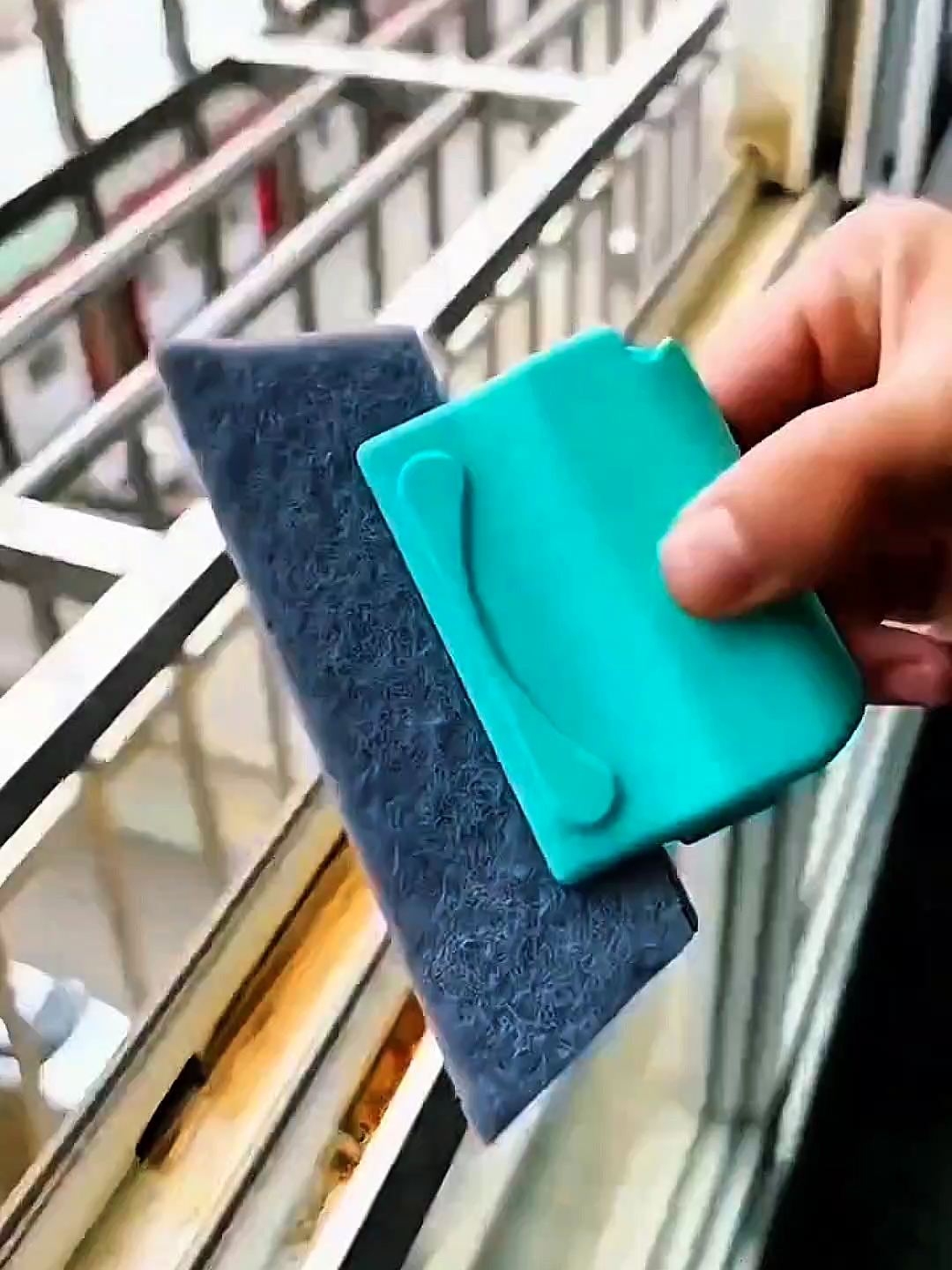 🤩🤩 Product link in bio!! @viouge.com 🧽 The Gap Cleaning Brush makes hard-to-reach spots shine! Small tool, big difference 🌍 Worldwide shipping | 🚚 Free shipping | 🔒 Secure checkout #CleaningTools #CleaningHacks  #SmartHome