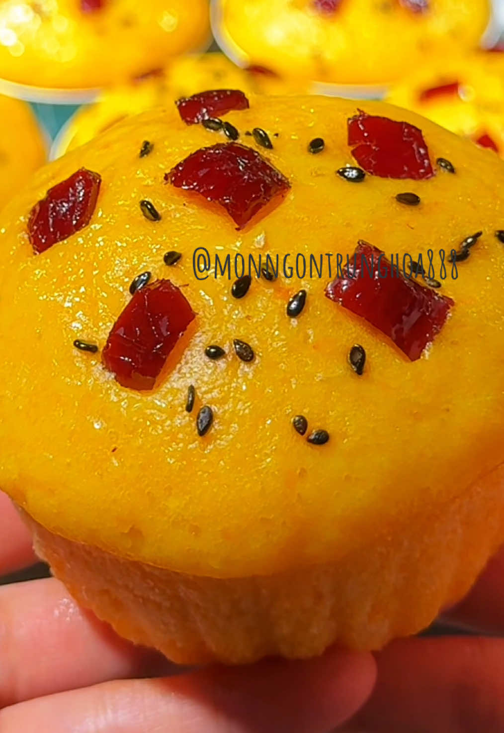 Người xưa thường nói đôi mắt chính là cửa sổ tâm hồn, và cánh cửa ấy cần được lau sáng bằng cà rốt. Loại củ này giàu beta-carotene - một dưỡng chất tự nhiên bảo vệ đôi mắt. Khi được kết hợp nhẹ nhàng với bột mì và men nở để tạo thành bánh hấp, món ăn này đặc biệt thích hợp cho dân văn phòng và học sinh thường xuyên sử dụng điện thoại hay máy tính.#ngon #nauan #monngonmoingay #ănvặt #ănngon 