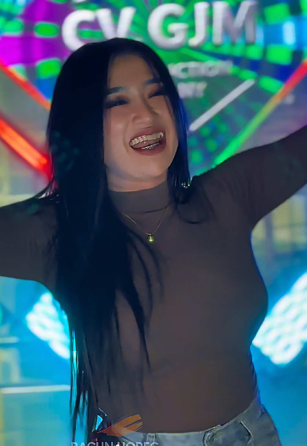 Gak valen gak asyik pokoke 🤩 @ValenWijaya✨  . . . #karnaval2025  #dancercantik  #horegjawatimur  #horegmania_official  #horeg 