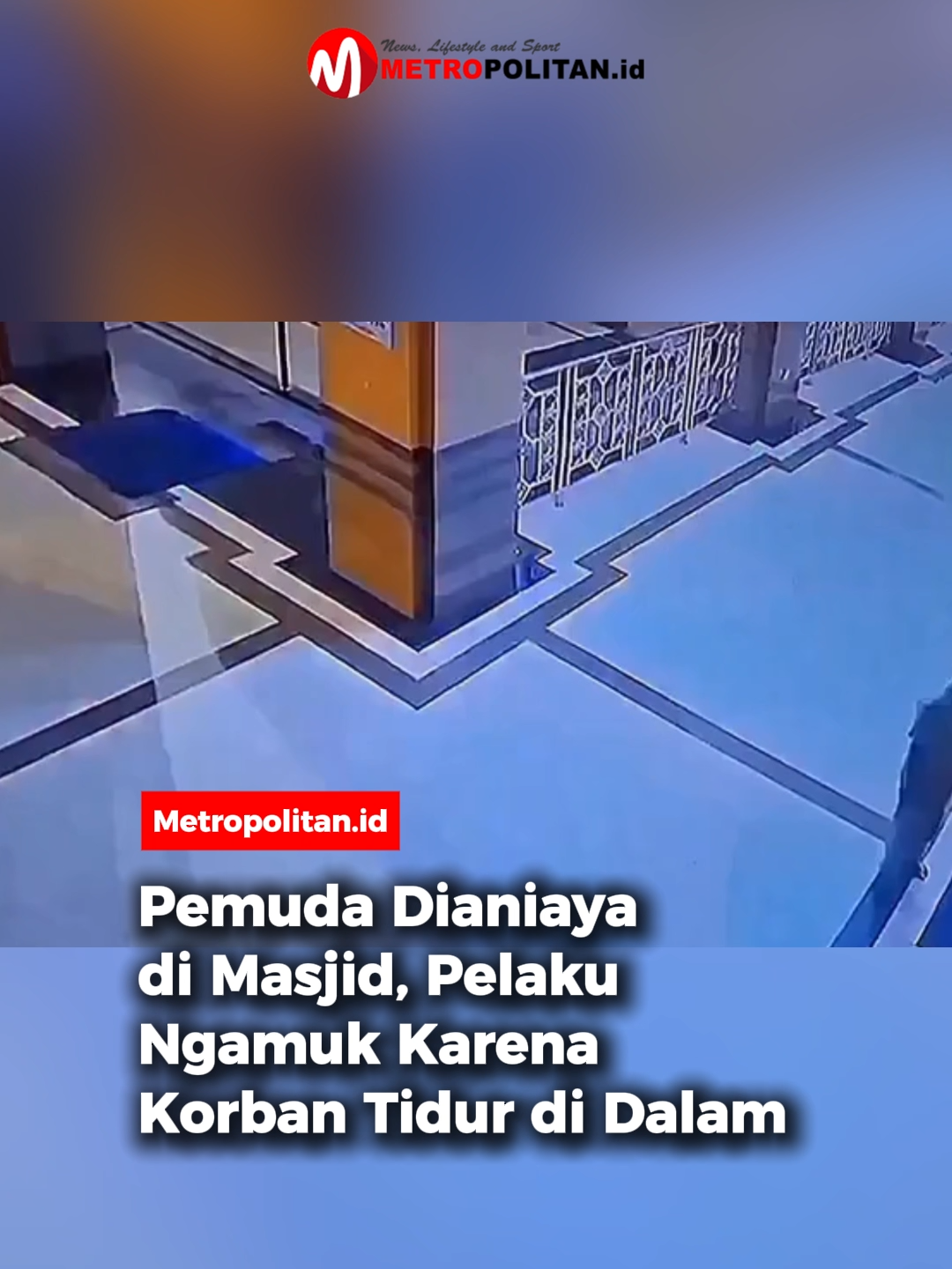 Peristiwa tragis terjadi di Masjid Agung Sibolga, Sumatera Utara. Seorang pemuda bernama Arjuna Tamaraya (21) meninggal dunia setelah dianiaya sekelompok orang.  Korban yang ingin beristirahat di area masjid justru menjadi sasaran kekerasan hanya karena dianggap tidak punya izin untuk tidur di sana. Menurut penjelasan polisi, salah satu pelaku tidak terima melihat korban tetap berada di dalam masjid lalu memanggil beberapa rekannya.  Korban dipukul, ditendang, diseret keluar hingga kepalanya terbentur. Bahkan uang korban sebesar Rp10 ribu ikut diambil. Aksi brutal ini terekam CCTV di lokasi. Tiga pelaku sudah berhasil diamankan pihak kepolisian beserta barang bukti, termasuk rekaman CCTV dan buah kelapa yang digunakan dalam penyerangan. 🎥: net2netnews.reborn #metropolitanid #bacametropolitan #pemudadianiaya #tewasdikeroyok #tewasdimasjid #korbanistirahatdimasjid