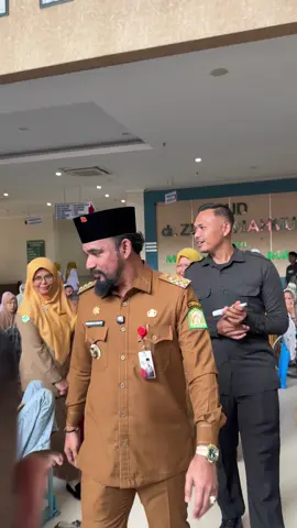 Bupati alfarlaky menyapa warga yang berada di RS jubir mahmud.