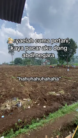 beda senjata disana pistol disini cangkul😭🙏 #petanimuda #petanimilenial #petaniindonesia🇮🇩🇮🇩🇮🇩🌿🌿 