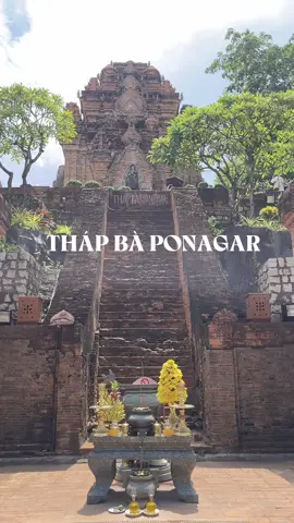 Tháp Bà Ponagar là một quần thể kiến trúc Chăm cổ kính, nằm trên một ngọn đồi nhỏ ở cửa sông Cái, thành phố Nha Trang. Đây là một trong những di tích lịch sử và văn hóa nổi tiếng nhất tại Khánh Hòa. Kiến trúc độc đáo: Quần thể gồm nhiều tháp được xây bằng gạch đỏ, không sử dụng vữa mà được ghép nối khéo léo. Đây là lối kiến trúc tiêu biểu của nền văn hóa Chăm Pa. Thờ Mẹ xứ sở: Tháp chính thờ nữ thần Po Ina Nagar, được người Chăm tôn sùng là Mẹ xứ sở, người đã tạo ra đất đai, lúa gạo và bảo vệ cuộc sống của người dân. Lễ hội Tháp Bà: Lễ hội thường được tổ chức vào khoảng tháng 3 âm lịch hàng năm để tôn vinh Mẹ xứ sở #dulichvietnam #tatatravel #cantho #xh #nhatrang 