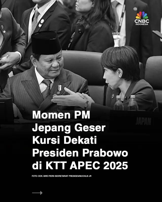 Momen akrab di KTT APEC 2025! Perdana Menteri Jepang Sanae Takaichi tampak mendekat ke Presiden Prabowo saat pertemuan para pemimpin ekonomi Asia-Pasifik. Dalam sesi tersebut, Presiden Prabowo menyerukan agar kawasan ini kembali memperkuat kolaborasi dan kepercayaan demi stabilitas dunia.