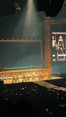 had to add this one  #tatemcrae #tatemcraetour #2hands 