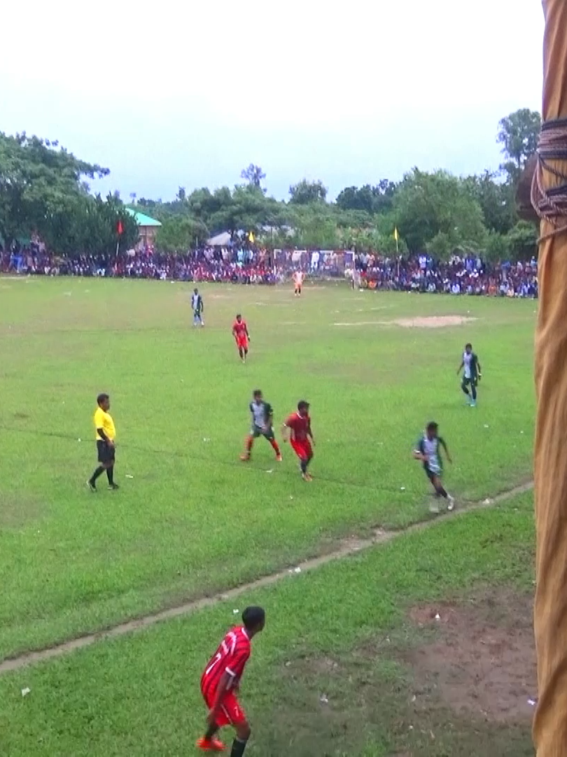 গোলকিপার সাকিবের বাজিমাত দেখুন!! মরহুম আলম হোসেন স্মৃতি ⚽ফুটবল⚽ টুর্নামেন্ট-এর চতুর্থ খেলায় এ.আর রহমান⚽ফুটবল⚽একাডেমি নীলফামারী’র বিপক্ষে মোকাবেলা করে ঠাকুরগাঁও জেলা শহরের দিপু ট্রেডার্স।  এ খেলায় দুর্দান্ত গোলকিপার করেন সাকিব।  #reelsviral #foryouシ #footballplayer #football #bestgoalkeeper #fyp #foryou