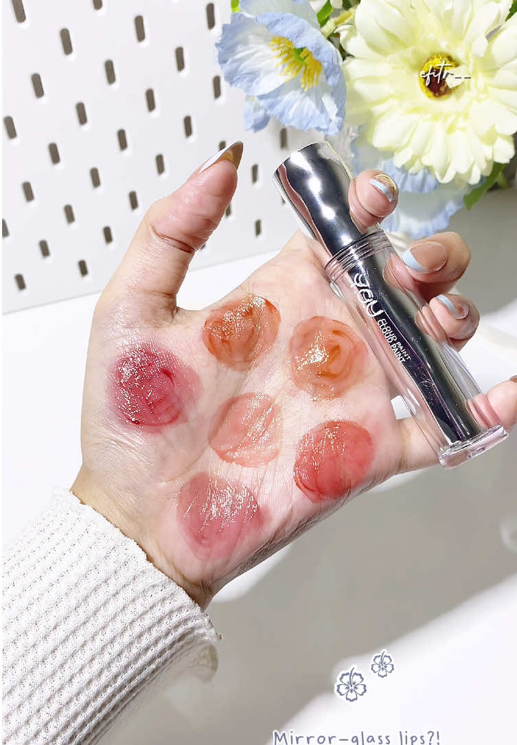 YOU Cloud Paint sekarang udah ada versi glossy-nya loh!! New from YOU ‘Cloud Paint Glassy Glow Lip Tint’  Mirror-glass lips, just swatch this!! #youcloudpaintglassyglowliptint #glossiercloudpaint #glossylips #swatches #glowtint 
