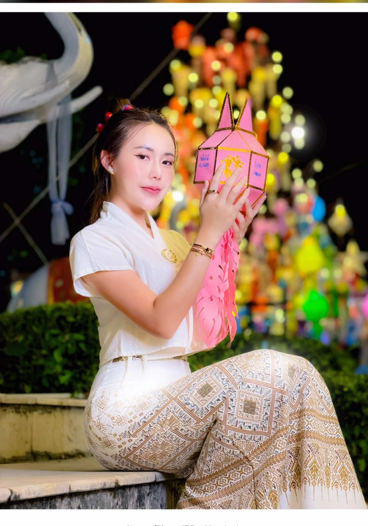 สอนถ่ายรูปแฟนที่งานโคมสวยๆง่ายๆด้วยมือถือและไฟตัวเดียว🥰 #spk #portrait #iphone #17promax #ถ่ายไงได้งี้   