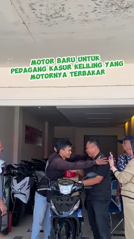 Hari ini jadi salah satu momen paling haru. Motor baru akhirnya diserahkan kepada Mas Faisal, penjual karpet dan bantal yang motornya sempat terbakar. Terima kasih yang sebesar-besarnya untuk semua teman, sahabat, dan orang baik yang ikut berdonasi 🙏 Karena kebaikan kalian, Mas Faisal bisa kembali mencari nafkah dengan semangat baru. Semoga setiap rupiah yang kalian sisihkan jadi keberkahan yang berlipat.