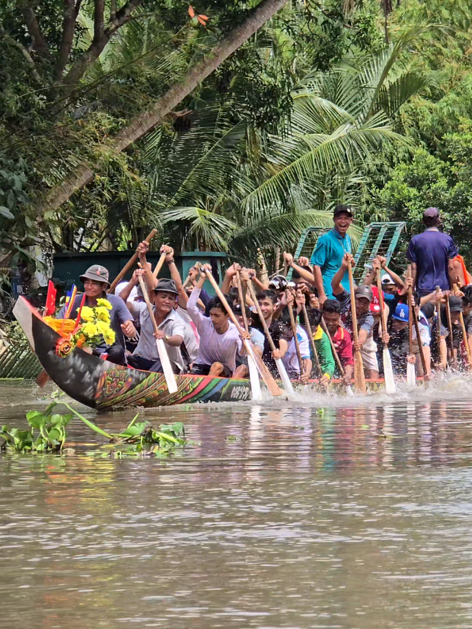 Ghe Ngo Độc Mộc Nha Si Cũ Chẻ Nước Mà Đi Trong Lần Xuống Nước Đầu Tiên #ghengonhasicu #ghengodocmoc #vanhoakhmer #duaghengogoquao #ghengo 