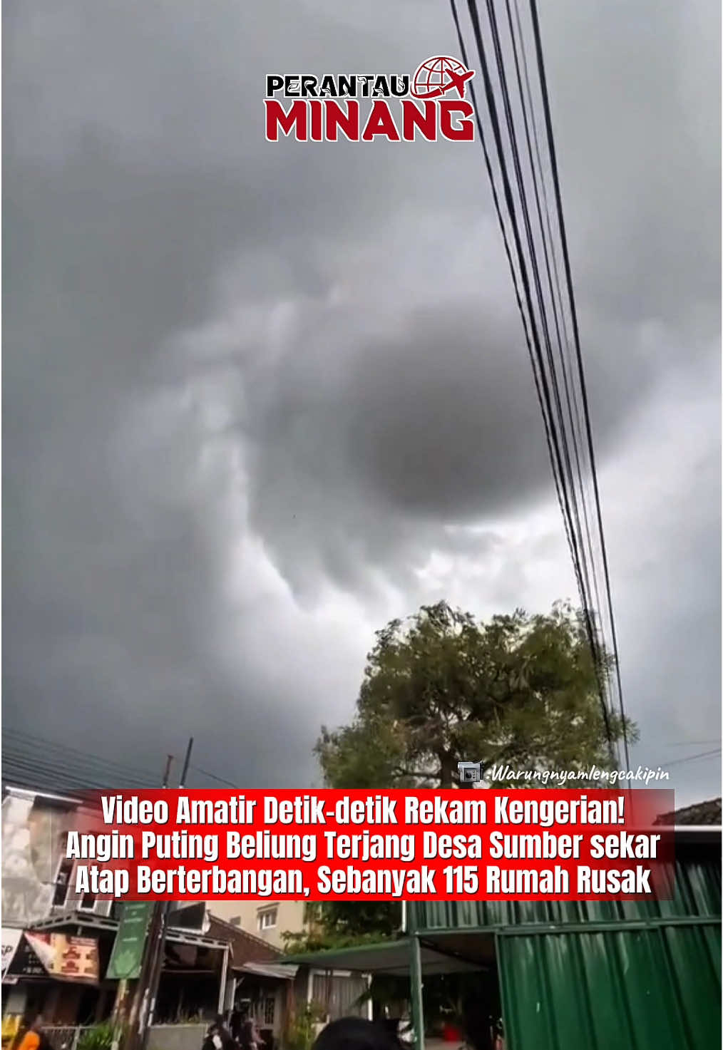 Menurut pantauan informasi yang Da’Per Terima bahwasanya Video Amatir Detik-detik Rekaman Kengerian Peristiwa Angin Puting Beliung menerjang Desa Sumbersekar, Kecamatan Dau, Kabupaten Malang, pada Minggu (2/11) sekitar pukul 15.00 WIB. Video ini terekam sangat jelas. Dalam rekaman yang diambil dari dalam mobil, terlihat terjangan angin kencang menyapu sejumlah rombong dan atap bangunan. Material-material tersebut roboh dan berhamburan di jalanan, menciptakan pemandangan yang mencekam. Perekam video tampak panik dan langsung memacu mobilnya mundur untuk menjauh dari lokasi kejadian. Beberapa kali terdengar ucapan istighfar dari perekam, mencerminkan ketakutan yang dirasakan. Kondisi cuaca ekstrem tersebut diduga menjadi pemicu utama terjadinya angin kencang yang berujung pada puting beliung. Insiden ini menyebabkan sejumlah kerusakan material di berbagai titik. Badan Penanggulangan Bencana Daerah (BPBD) Kabupaten Malang kini tengah melakukan asesmen menyeluruh. Mereka berupaya mengidentifikasi sejauh mana dampak kerusakan yang ditimbulkan oleh bencana alam ini. Meskipun demikian, laporan awal dari BPBD setempat memastikan bahwa peristiwa Angin Puting Beliung Dau Malang ini tidak menyebabkan jatuhnya korban jiwa. Ini menjadi kabar baik di tengah keprihatinan atas kerusakan material. Bagaimana Tanggapan dari Dunsanak kasadonyo🤔? Jangan lupa bantu di Share Dunsanak.. - - - Follow Da’Per Sanak agar tidak ketinggalan berita terupdate lainnya! Sc: Merdeka.com 📹: Warungnyamlengcakipin #perantauminang #anginputingbeliung #malang #infoterkini #fyp 