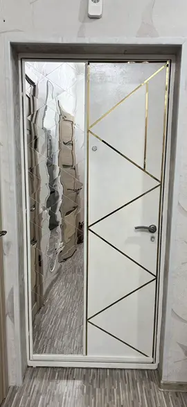 Переделала входную дверь 🥹не думала что она получится на столько красивой.Все зависит только от вашей фантазии Самоклеящие панели - 466351984 Самоклеящие рейки - 402162113 Золотой молдинг - 436649774 Самоклеящийся гибкий уголок - 3008978897 #переделкадвери#дверь#ремонт