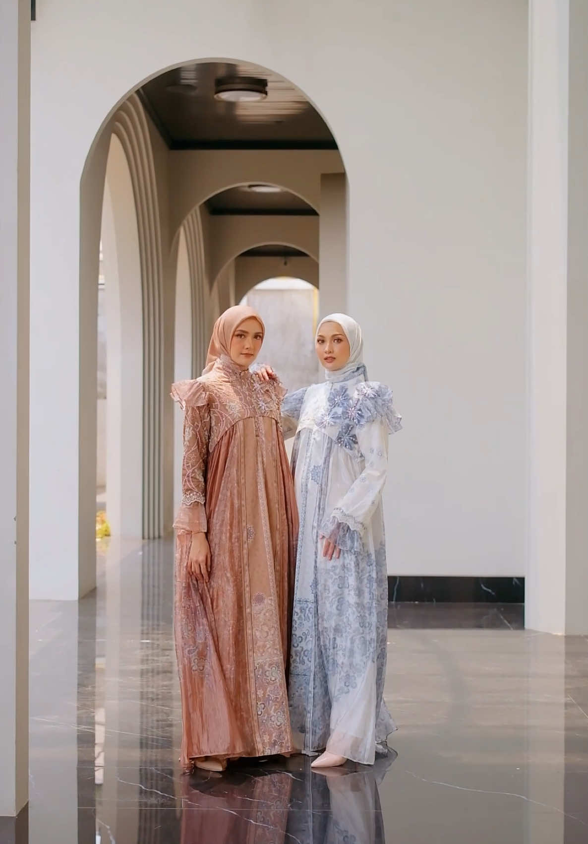 Dress eksklusif Alcavella ini menghadirkan kemewahan lewat material semi sutra dengan tekstur halus, lembut dan berkilau natural.  Diperkaya dengan padanan material tencel embriodery yang kaya detail serta tampilan yang anggun. #vellalovers #alcavella #dresalcavella