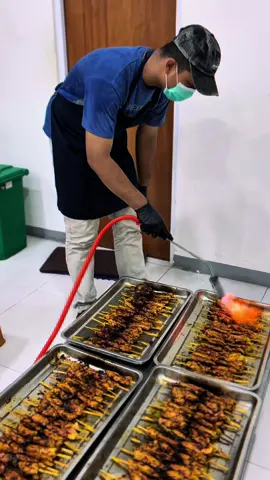 Sate nya dah ditusuk ya adik adik🍡.. JJ w/ahli gizi😍😍 (sate ayam lontong acar nanas wortel&timun bumbu kacang babyjava susu kedelai) #badangizinasional #mbg #sppg #jjtrend #fypage 