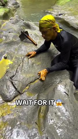 BRING ME THE MONEY 🤑🤑🤑 #jackpot #gold #mining #notreal #fail (via pemburuemasmurni/IG)