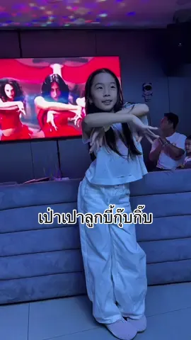 มันคงเป็นความรักจากครอบครัว มันคงเป็นความภูมิใจของเด็กผู้หญิงคนนึงที่ได้ยืนเคียงข้างไอดอลของเค้า และมันคงเป็นความทรงทำที่ดีที่สุดครั้งหนึ่งของคนเป็นพ่อ :) #เป่าเปา #บี้ธรรศภาคย์ 